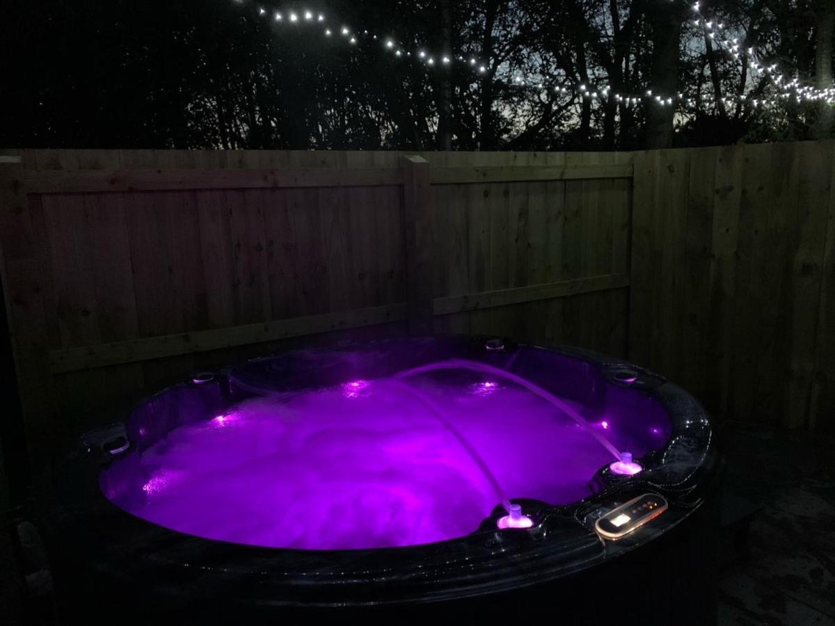 Lola Lodge - Luxury Hot Tub Retreat Newton on the Moor Buitenkant foto