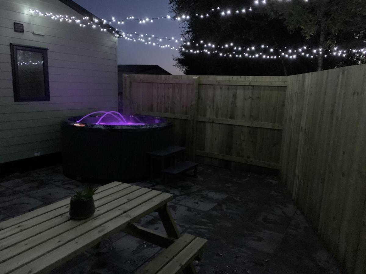 Lola Lodge - Luxury Hot Tub Retreat Newton on the Moor Buitenkant foto
