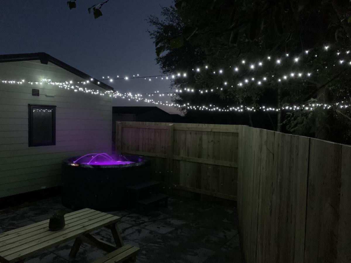 Lola Lodge - Luxury Hot Tub Retreat Newton on the Moor Buitenkant foto