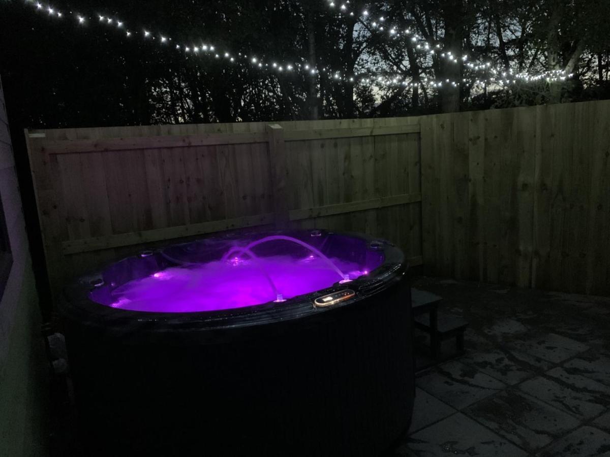 Lola Lodge - Luxury Hot Tub Retreat Newton on the Moor Buitenkant foto