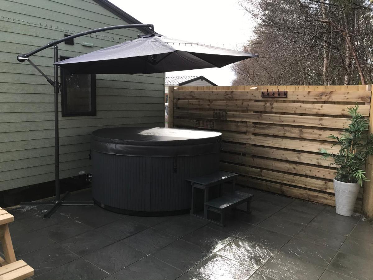 Lola Lodge - Luxury Hot Tub Retreat Newton on the Moor Buitenkant foto